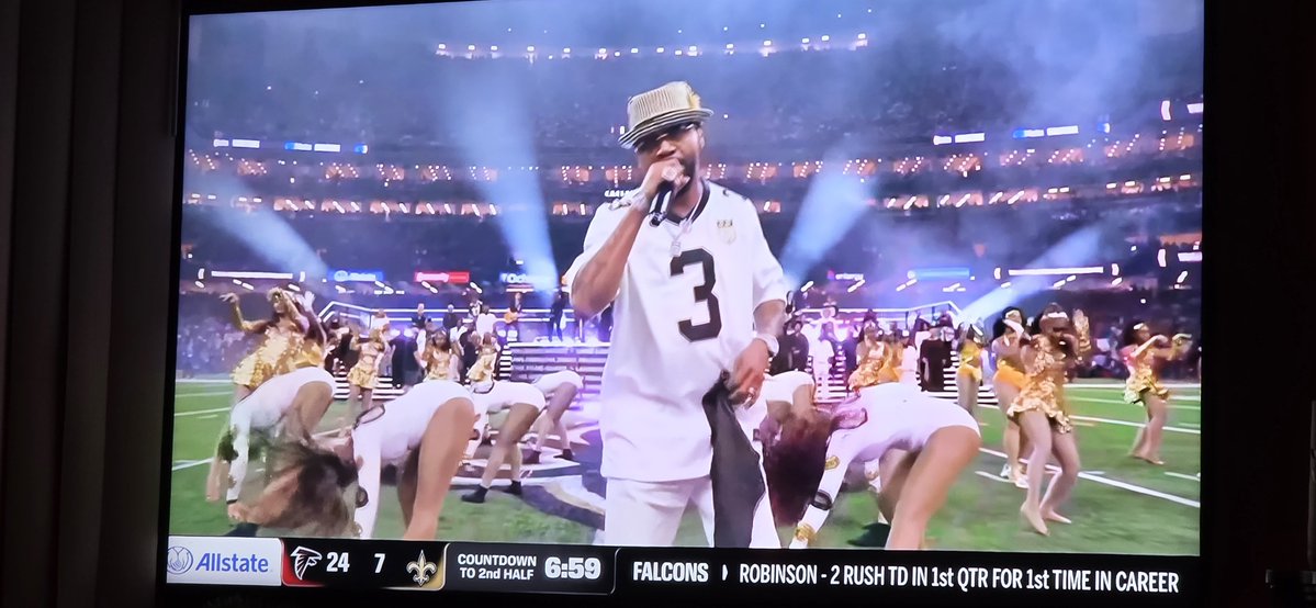 bampac29's tweet photo. Boy this is a really good halftime. Love the mix of artists for this special occasion #Saints #Domecoming #Falcons #ATLvsNO #MNF #MNFxESPN #PeytonandEli #ManningCast https://t.co/BSCYWYxN0j