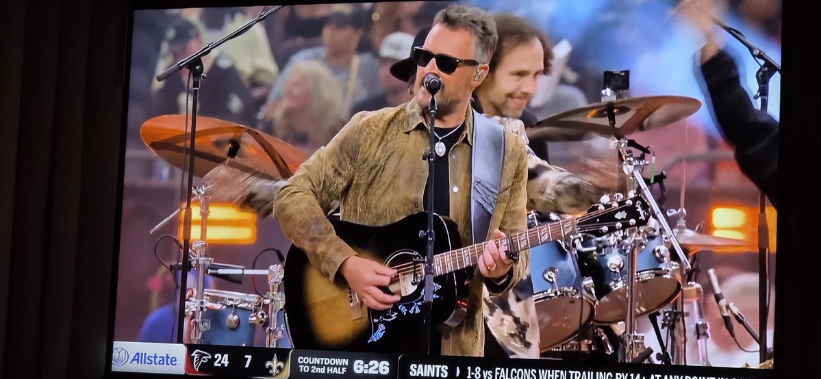 bampac29's tweet photo. Boy this is a really good halftime. Love the mix of artists for this special occasion #Saints #Domecoming #Falcons #ATLvsNO #MNF #MNFxESPN #PeytonandEli #ManningCast https://t.co/BSCYWYxN0j