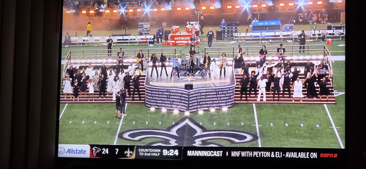 bampac29's tweet photo. Boy this is a really good halftime. Love the mix of artists for this special occasion #Saints #Domecoming #Falcons #ATLvsNO #MNF #MNFxESPN #PeytonandEli #ManningCast https://t.co/BSCYWYxN0j