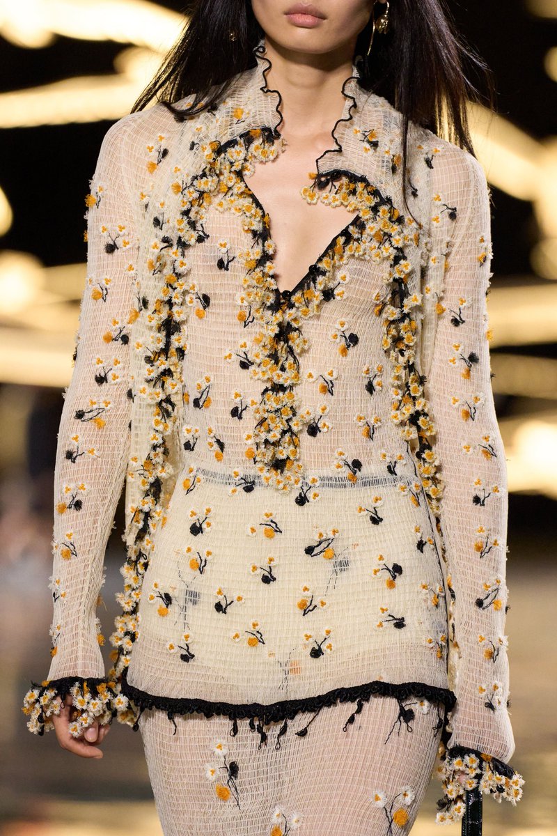 YouAreMyBezoar's tweet photo. Una belleza este conjunto de Chanel ss27 https://t.co/c7bKBcADSp