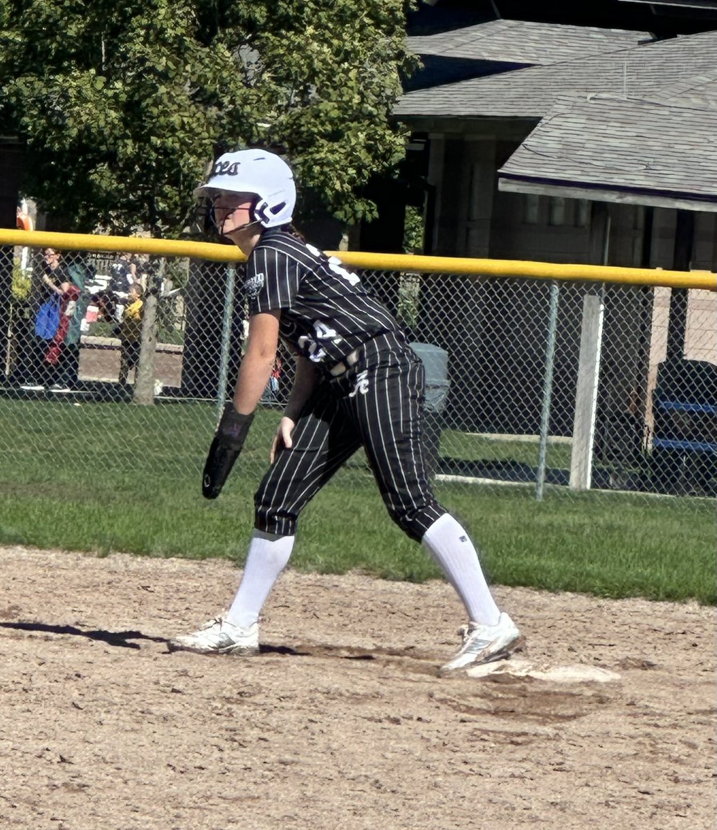 JHill2031's tweet photo. Still new to the slapping but used it for a base hit. Had a better weekend this past weekend hit .400 and had a .667 OBP and Zero errors! 🤙🏽🟣🥎 #bettereachweek #trusttheprocess @Aces_SoftballKC @acesfastpitch14 @TopGunEvents @tagupSoftball #classof2031 #softball https://t.co/456a4kpfiN