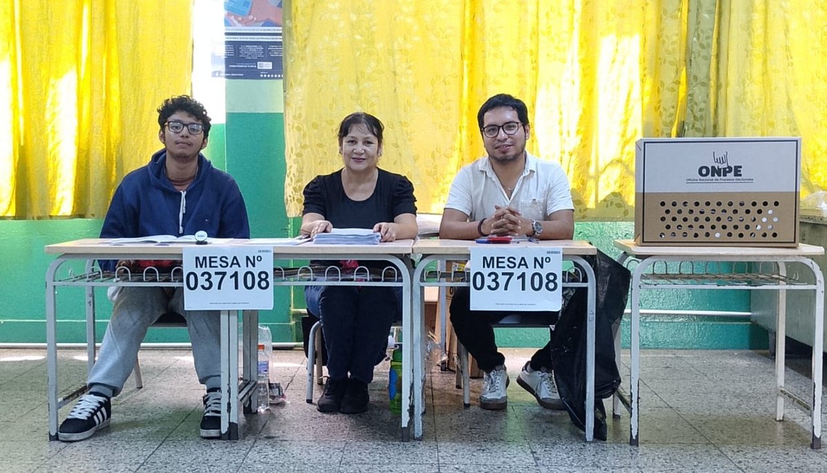 Trugo__'s tweet photo. Desde los 18 años quería ser miembro de mesa, pero nunca se daba la oportunidad. Luego fui militante fundador del @partidomorado y, hasta que renuncié en 2022, tampoco podía ser elegible como miembro de mesa. Hasta que finalmente salí sorteado para estas elecciones municipales y regionales y, a las 6:30am del mismo domingo, pasé de segundo suplente a tercer miembro titular. POR FIN!! 

La señora Amparo fue la presidenta de mi mesa y Adrián, de 19 años, fue el secretario. Los tres éramos miembros de mesa por primera vez. Judith fue nuestra coordinadora de ONPE y desde un mes antes estuvo pendiente de nosotros, enviándonos información, recordándonos la importancia de la capacitación y acompañándonos durante toda la jornada. Yo me sabía el procedimiento al revés y al derecho porque llevaba años esperando estar ahí, pero incluso así siempre puede aparecer una duda o algo que se escape. El acompañamiento de Judith fue fundamental y siempre lo hizo con mucho respeto, reconociendo nuestro rol como máxima autoridad de la mesa.