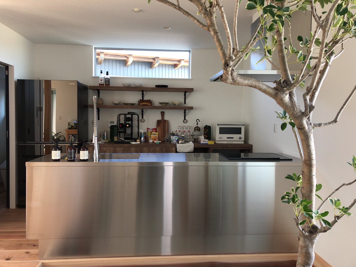 miratap_jp's tweet photo. お気に入りのカフェ空間を自宅に再現するスタイリングアイデアをご紹介！🥐🏠
人気のステンレスキッチンから、壁面シェルフ・デザイン照明・タイルまでおすすめアイテムも一挙解説！

理想のキッチンスタイルを叶える参考として、ぜひご一読ください♪

詳しくはこちら👇
https://t.co/LYg4guSogI https://t.co/DQ0JqiHsy1