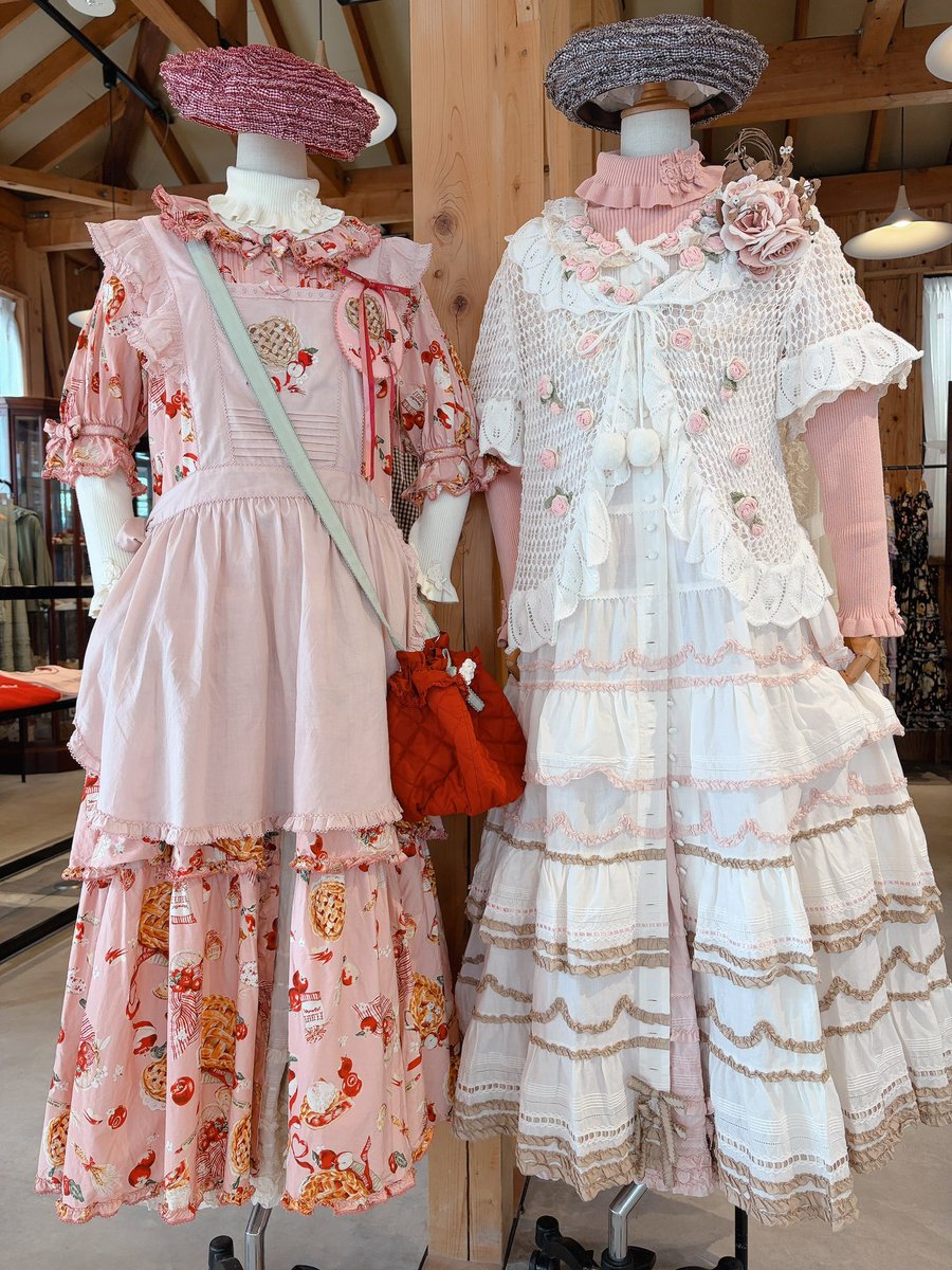 omotesando_PH's tweet photo. 皆様おはようございます♡
本日も11時より開店いたしました〜✨
ご来店心よりお待ちしております♩

モチーフ付きタートルリブニット
¥18,700(税込)

これからの季節に大活躍なタートルリブニット🍁🍂
衿元と袖口についたお花のニットモチーフがかわいい❁⃘*.ﾟ

🐑🐑🐑

#ピンクハウス　#PINKHOUSE https://t.co/GNZi1dRP1m