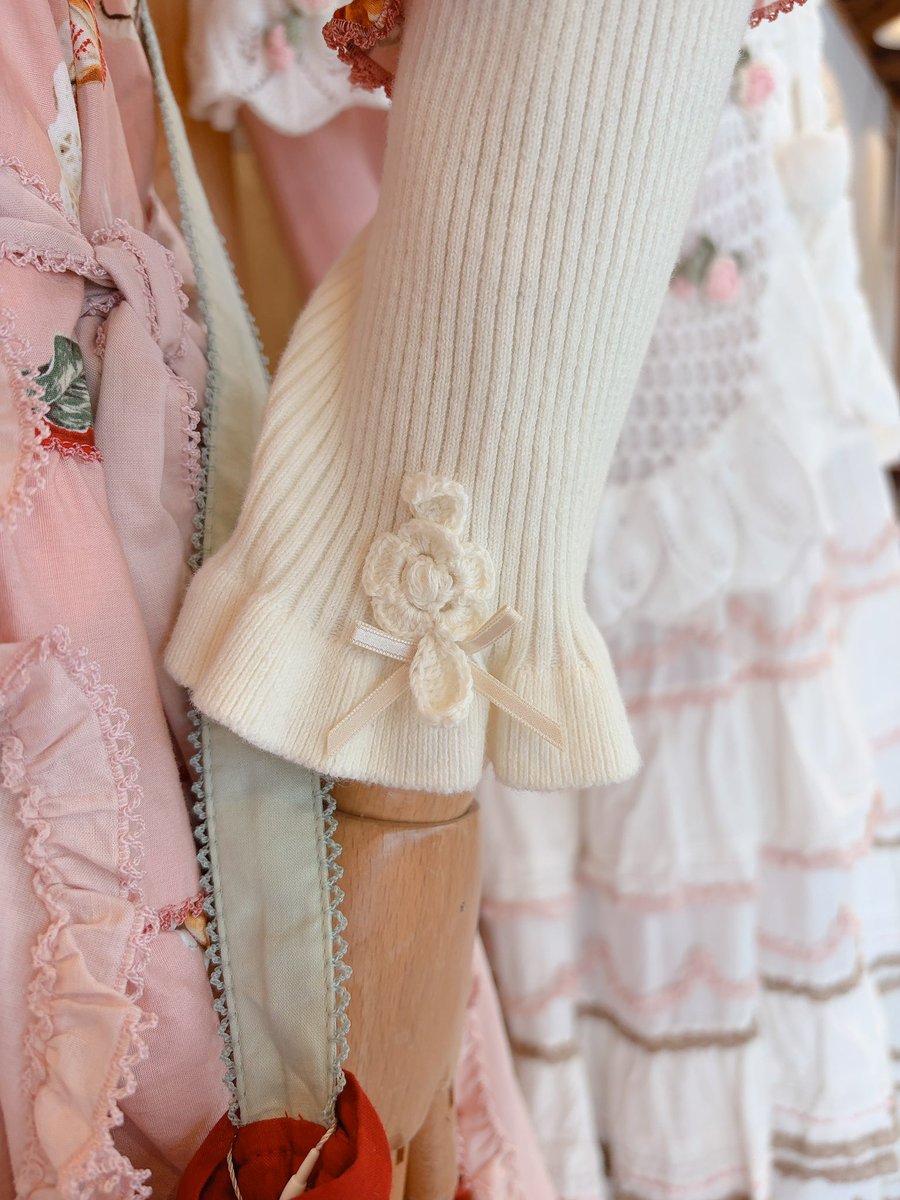 omotesando_PH's tweet photo. 皆様おはようございます♡
本日も11時より開店いたしました〜✨
ご来店心よりお待ちしております♩

モチーフ付きタートルリブニット
¥18,700(税込)

これからの季節に大活躍なタートルリブニット🍁🍂
衿元と袖口についたお花のニットモチーフがかわいい❁⃘*.ﾟ

🐑🐑🐑

#ピンクハウス　#PINKHOUSE https://t.co/GNZi1dRP1m