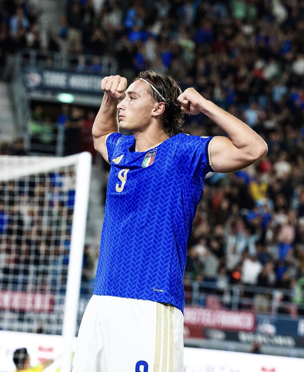 Inter_Xtra's tweet photo. 📊 Francesco Pio Esposito has become only the second player in the history of the Italian national team to score his seventh goal at the age of 21 or younger, after Giuseppe Meazza, who did so at 20 years and 155 days old on January 25, 1931. ⚽️🇮🇹😤

[via @OptaPaolo] https://t.co/o7ca9LKKQb