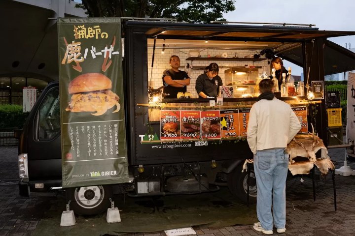 MATCHA_global's tweet photo. Late-night street food, live DJ sets, and festival games just minutes from Shibuya and Harajuku!
Experience Tokyo’s biggest outdoor night market at Yoyogi Park from October 21 to 25! 
Our Guide: https://t.co/0tgwAqGFY4 https://t.co/D0od0TVuTl