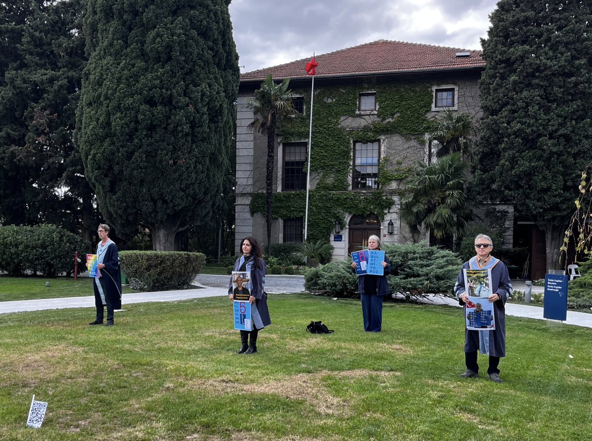 yunusunbabasi's tweet photo. 5 Ekim 2026 Boğaziçi Üniversitesi Akademisyenleri Nöbeti no. 1409. Direnişin 6. yılı/2101. günü @UniBogazici #KabulEtmiyoruzVazgeçmiyoruz
October 5, 2026 Bogazici University Faculty Vigil #1409/6th year/2101st day of the resistance @unibogazici_en #WeDoNotAcceptWeDoNotGiveUp https://t.co/gtd2ZHYhir