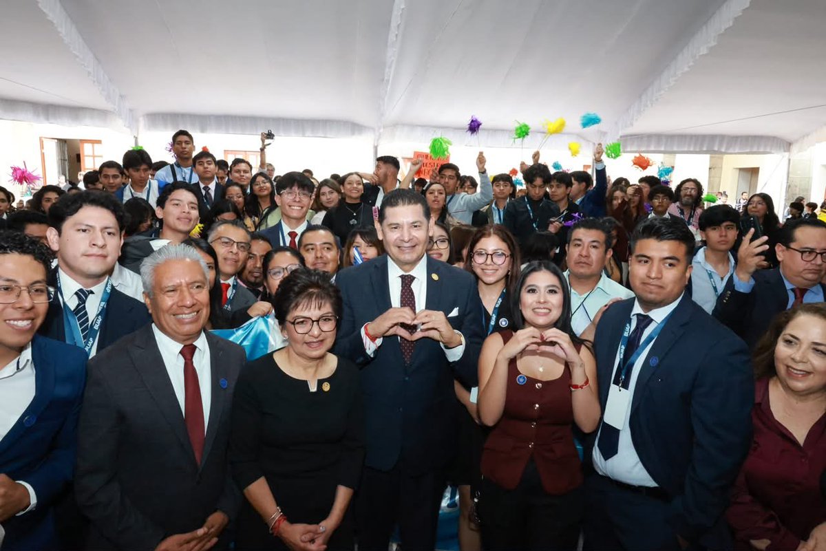 NoticiasID365's tweet photo. @armentapuebla_ Armenta planteó avanzar hacia 2030 a un esquema de financiamiento de la BUAP con 50% de recursos federales y 50% estatales. La rectora Lilia Cedillo destacó que la institución cuenta con más de 130 mil estudiantes, 371 programas educativos y presencia en 32 sedes. https://t.co/fFiOTc04k1