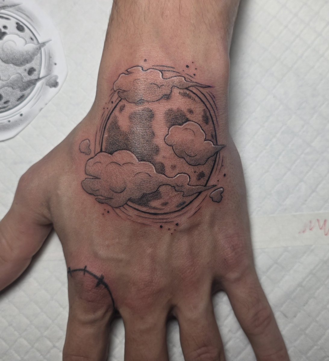 AssortedCreates's tweet photo. Realized I never posted this here, but i finally got my full moon tattoo on my hand 🌑 https://t.co/vumPJLJ7SK