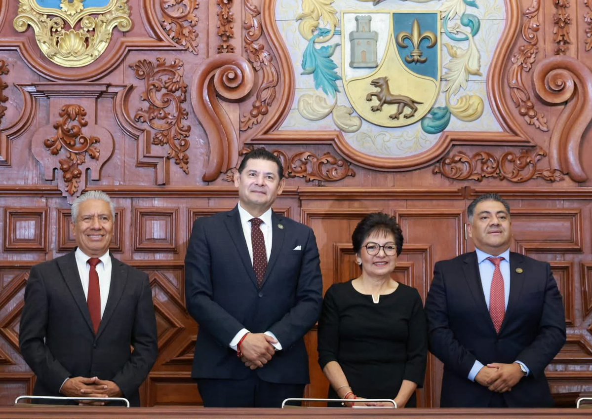 NoticiasID365's tweet photo. @armentapuebla_ Armenta planteó avanzar hacia 2030 a un esquema de financiamiento de la BUAP con 50% de recursos federales y 50% estatales. La rectora Lilia Cedillo destacó que la institución cuenta con más de 130 mil estudiantes, 371 programas educativos y presencia en 32 sedes. https://t.co/fFiOTc04k1