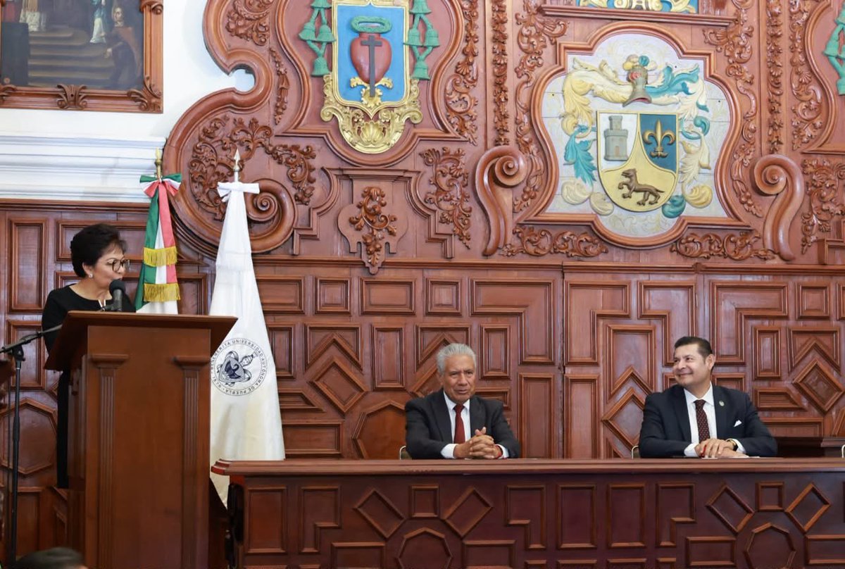 NoticiasID365's tweet photo. @armentapuebla_ Armenta planteó avanzar hacia 2030 a un esquema de financiamiento de la BUAP con 50% de recursos federales y 50% estatales. La rectora Lilia Cedillo destacó que la institución cuenta con más de 130 mil estudiantes, 371 programas educativos y presencia en 32 sedes. https://t.co/fFiOTc04k1