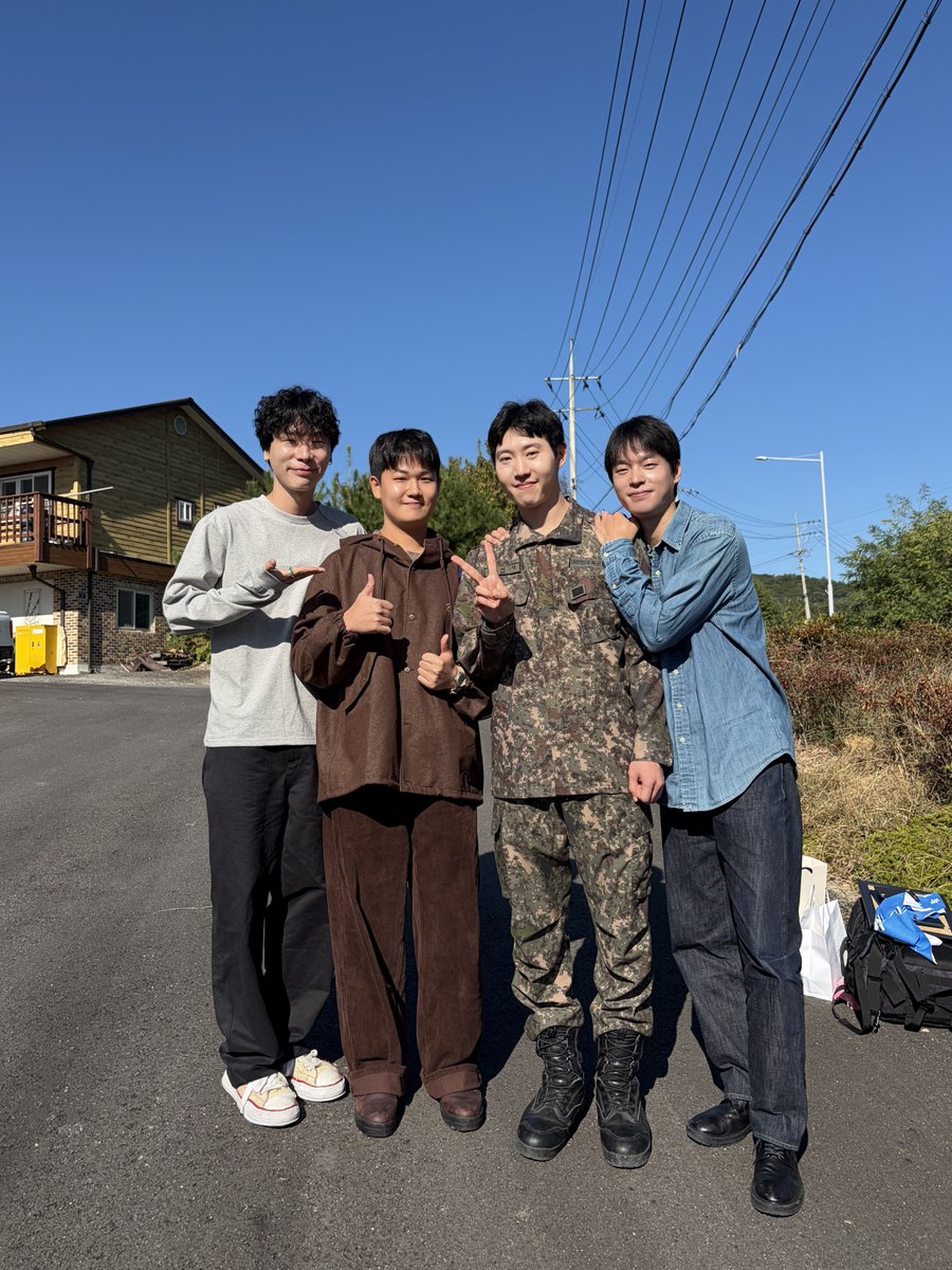 band_lacuna's tweet photo. 오이삭 무사히 전역했습니다!

드디어 완전체가 된 라쿠나 🦥
기다려주신 모든 분께 감사드립니다. 

🌏👻💙

#라쿠나 #Lacuna https://t.co/HvwE95Xn5y