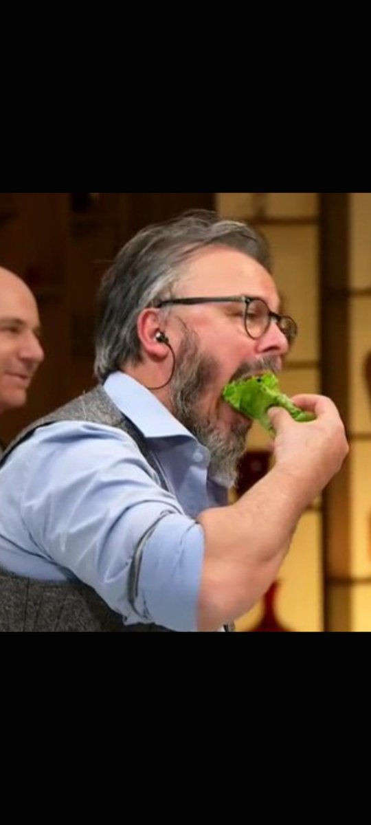 VctorOviedo17's tweet photo. Perdimos a Donatto que se habría lastrado la baguette como Dios manda y la tenemos a Maru Botana metiendo el tenedor.
#MasterChefCelebrity https://t.co/OPUgV9u0Zv