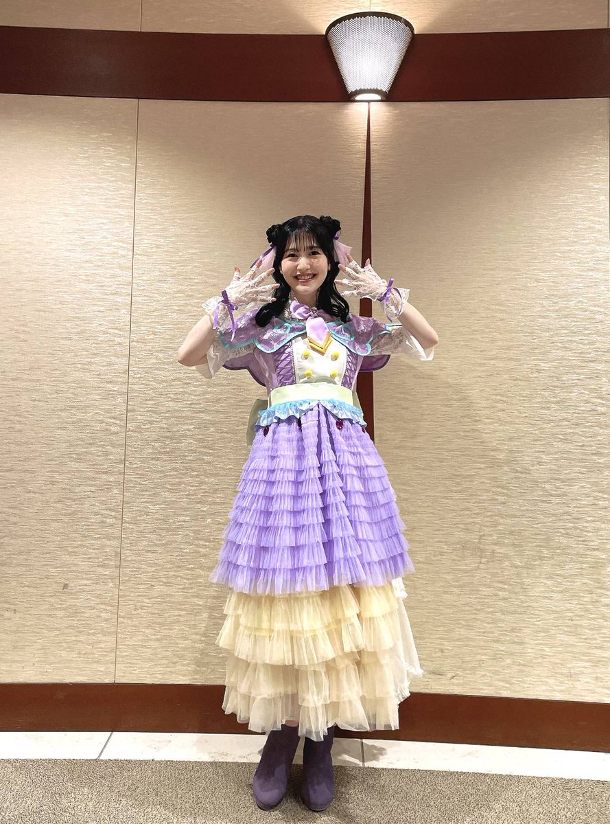 Senga_Hikari's tweet photo. ライブで着た衣装の好きなところ🌟

・ケープ
・ネクタイとチャーム
・トップスのボタン
・腰の大きなリボン
・背中側の揺れるチュール（？）
・手袋
・髪飾り

全部好きなことが分かりました🥰

#たんプリ #precure #プリキュア https://t.co/lT2y9DPPhD