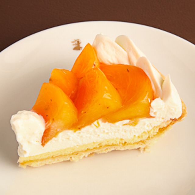 ginzawest's tweet photo. 「日本には美味しい柿があるのに何故それを使ったケーキがないのだろう」そんな気持ちから2017年にスタートした「柿のタルト」も今ではすっかりウエスト秋の定番となりました。
旬の柿を軽いチーズクリーム、アクセントに柚子の風味を付けた柿ジャムと合せ、今年も10月19日（月）迄限定販売中です。 https://t.co/FdDSiozP7p