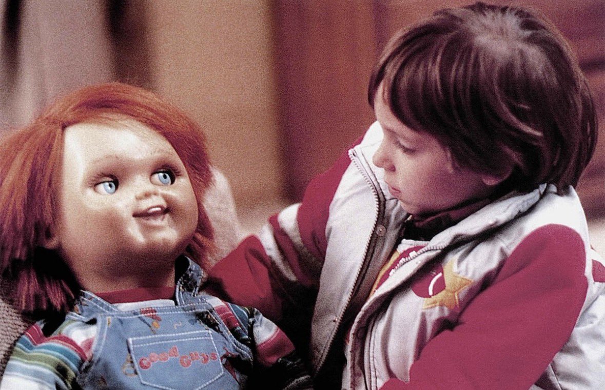 Daily_Chucky's tweet photo. Promotional picture of Andy and Chucky in Child’s Play (1988) https://t.co/aYMnXAXOT6
