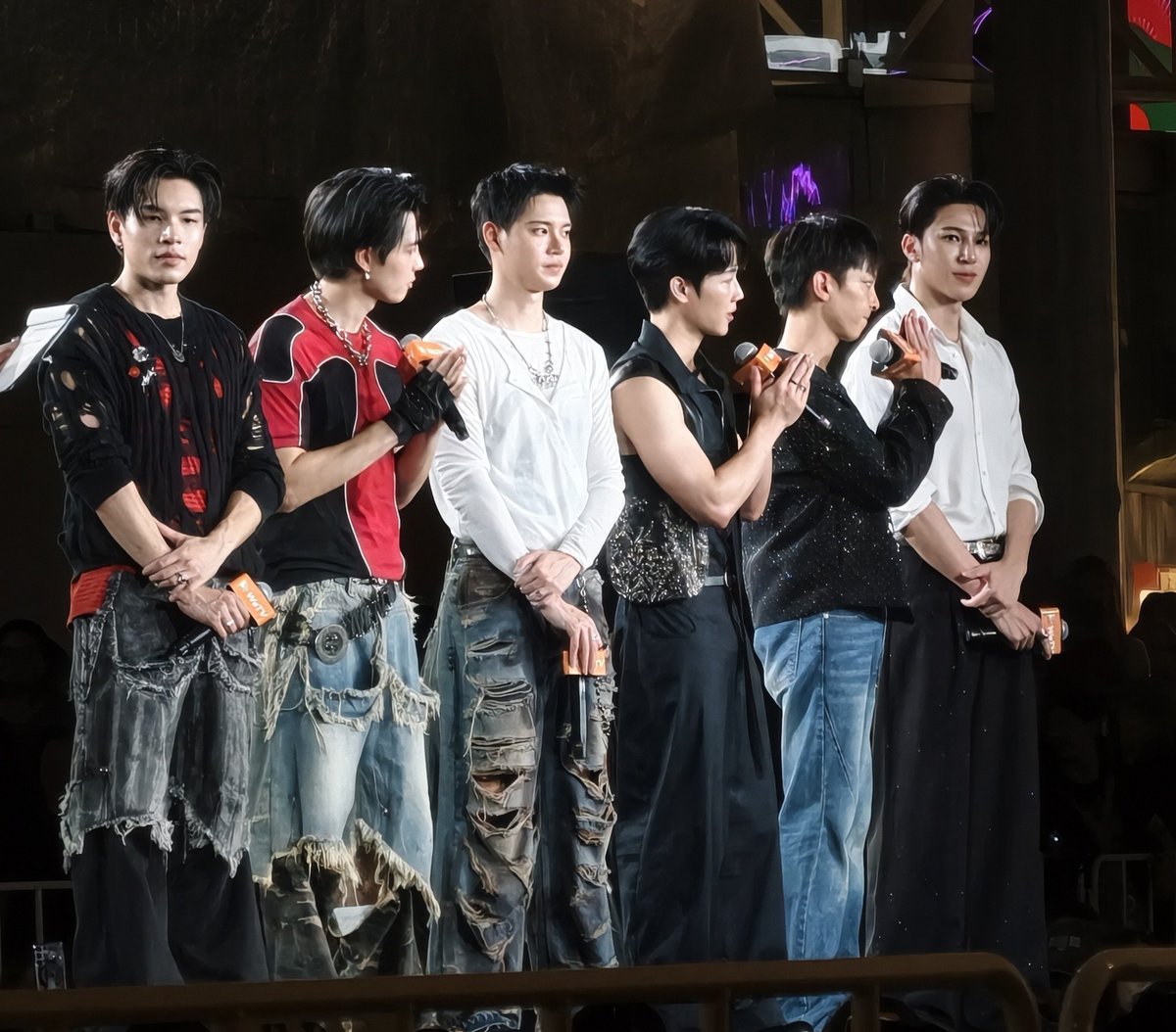 YWmatsu's tweet photo. อยากชื่นชมหมูยอ ที่ ซพ น้องๆอีก4 คนด้วย
การมีน้องๆเข้ามา มันทำให้ครอบครัวเราใหญ่ขึ้น อบอุ่นขึ้น  ขอให้น้องๆ ทั้ง6คนโดนโอบกอดด้วยความรักตลอดไปนะ

@warwanarat 
@yinyin_anw
@KitRonnakit
@Shinadis
@may_chayada
@tpanaat
 PIL FAN INTIMACY
#PoliceinLoveFanEXP
#centralwOrld https://t.co/jixdxevyq9
