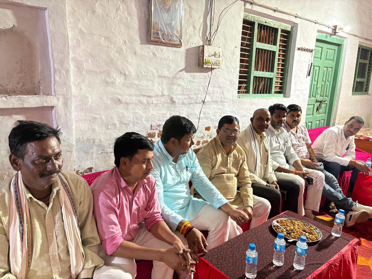 Neerajvermabbk's tweet photo. मंडल महामंत्री (भाजपा, सिद्धौर) श्री प्रमोद वर्मा जी के पूज्य चाचा जी स्व. ओमकार दास जी के निधन उपरान्त उनके निवास ग्राम बीबीपुर पहुंचकर ��योजित शांति पाठ में सम्मिलित हुआ एवं दिवंगत आत्मा की तस्वीर पर पुष्पांजलि अर्पित कर भावभीनी श्रद्धांजलि दी।
दुख की इस घड़ी में ईश्वर से प्रार्थना है कि पुण्यात्मा को अपने श्रीचरणों में स्थान दें एवं शोक संतप्त परिजनों को यह असह्य वेदना सहन करने की शक्ति प्रदान करें।
ॐ शांति! 🙏