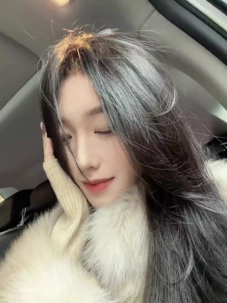 BAmaker's tweet photo. 在宝山的电影院门口一个人待着，有人问我这个好喝不借机搭讪，是想认识我还是我想多了 一个人待着有点冷清🍂 呀🌊 啊啊啊啊啊 #上海 #反差 #碎碎念 https://t.co/m00PeiUcBD