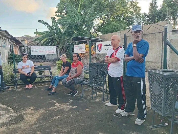 PedroACeja3414's tweet photo. Como de costumbre nos reunimos en el patio de la dirección de Deportes, Educación física y Recreación en Guane,  para debatir la compleja situación nacional e internacional.
#InderGuane 
#PinarPorNuevasVictorias https://t.co/M5qVqH82Tz