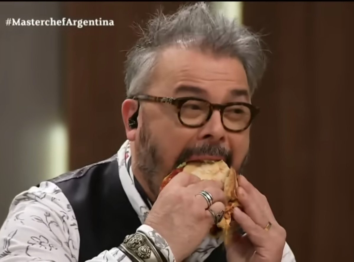 lucasbostero93's tweet photo. NO ES SERIO TENER A ALGUIEN DE JURADO COMO MARU BOTANA, ACABA DE AGARRAR CON LA PUNTA DEL TENEDOR UN POQUITO DE LA MAYONESA DEL SANGUCHE DE GREGO...

DEVUELVANME A DONATOOOO!!!!! https://t.co/MDEgxS9Znt