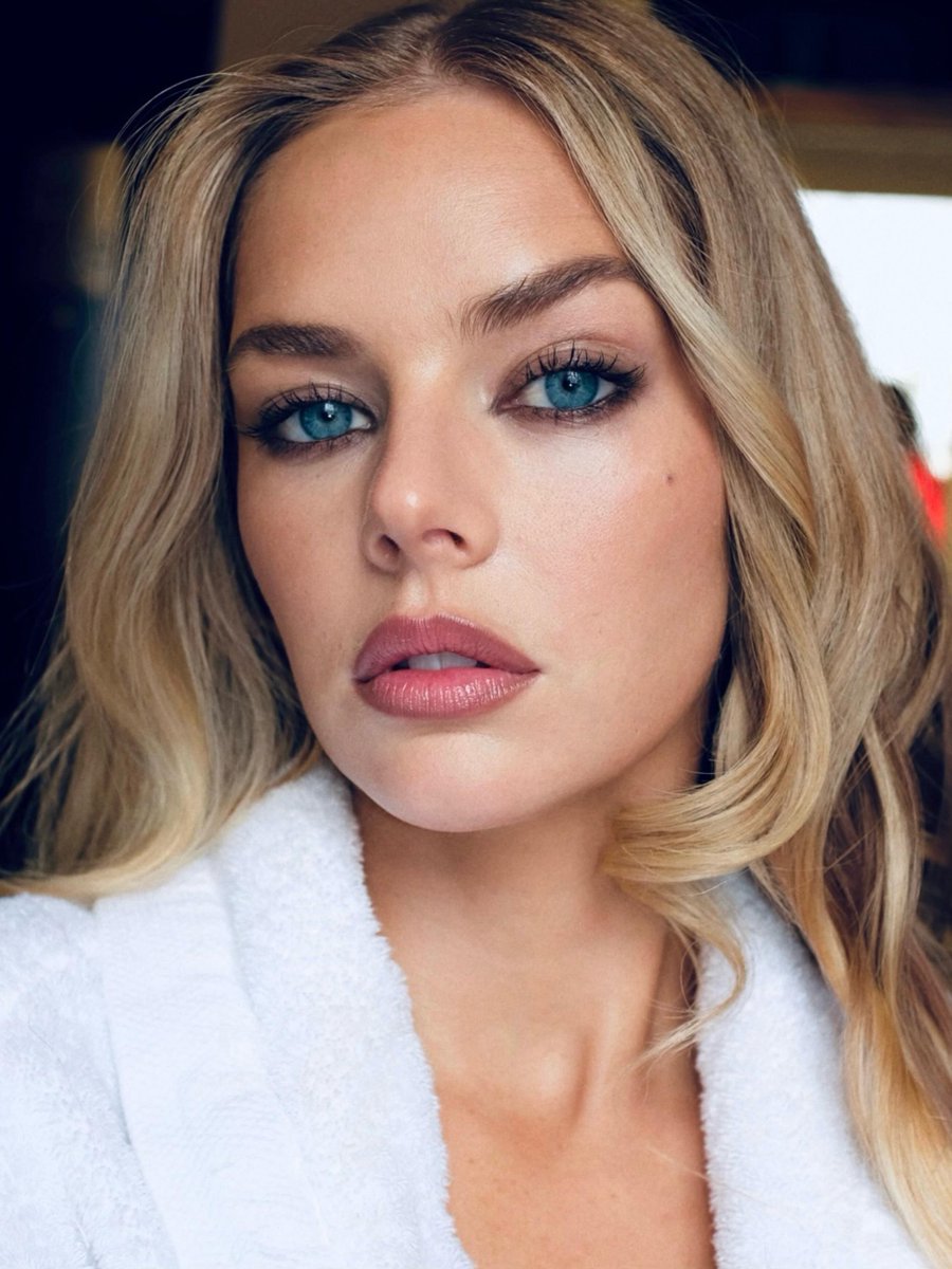 PurpleHashBrowm's tweet photo. would #bust on her pretty blue eyes https://t.co/SQ81vcqgOi