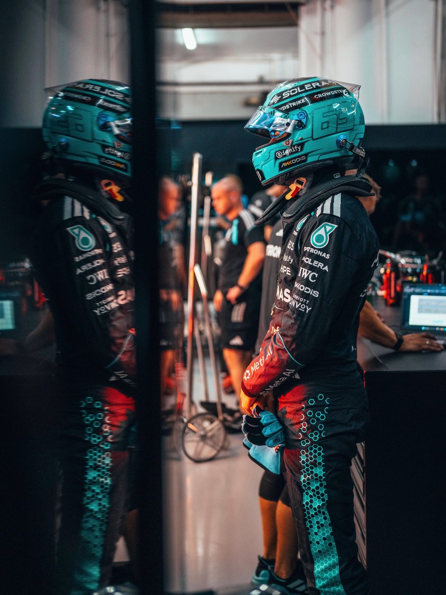 F1Mercedesrp's tweet photo. Suit up, Team. Itโs time to go qualifying at Sepang ๐ฒ๐พ๐ค
#F1RP #BahrainGPRP - @Formula1FRP https://t.co/CvMfDrvD8q