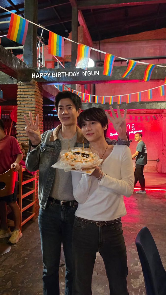 offgun_family's tweet photo. เบิร์ดเดย์บอยและเค้กบอยของเค้า~ 🎂☺️ @atthaphanp @off_tumcial 

📸 IGs : yuiisangg , s__same__

KONGPHON MINI Q6
#GunshotSeriesQ6 #GunshotSeries 
#AlwaysWithGunAtthaphan
#ออฟกัน #OffGun https://t.co/jCEpEdLeRC