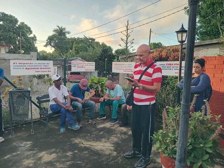 PedroACeja3414's tweet photo. Como de costumbre nos reunimos en el patio de la dirección de Deportes, Educación física y Recreación en Guane,  para debatir la compleja situación nacional e internacional.
#InderGuane 
#PinarPorNuevasVictorias https://t.co/M5qVqH82Tz