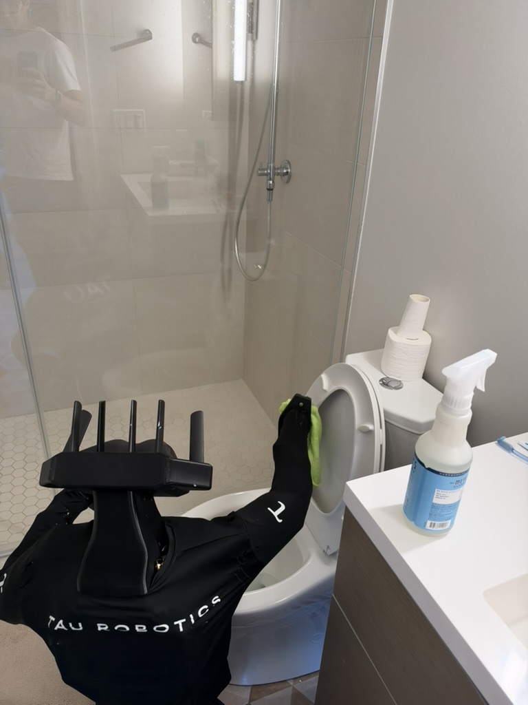JuanC_Vecino's tweet photo. Some robots just come over and clean the house, SF is so cool! @taurobots 

It did it better than some of my roommates... https://t.co/nE07md7IRz