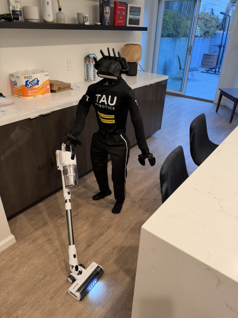 JuanC_Vecino's tweet photo. Some robots just come over and clean the house, SF is so cool! @taurobots 

It did it better than some of my roommates... https://t.co/nE07md7IRz