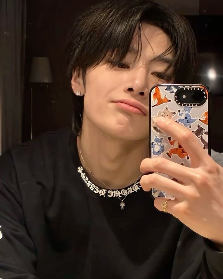 whodafuckisvilu's tweet photo. AU Hyunin | Mini Au !¡

Donde Chan hace una fiesta, invitando a todos sus compañeros de clase, para despedir el año

O donde Hyunjin, el chico popular, es retado a conseguir su beso de año nuevo antes de medianoche, y su única opción parece no querer corresponderlo https://t.co/7Le2aAsG1G