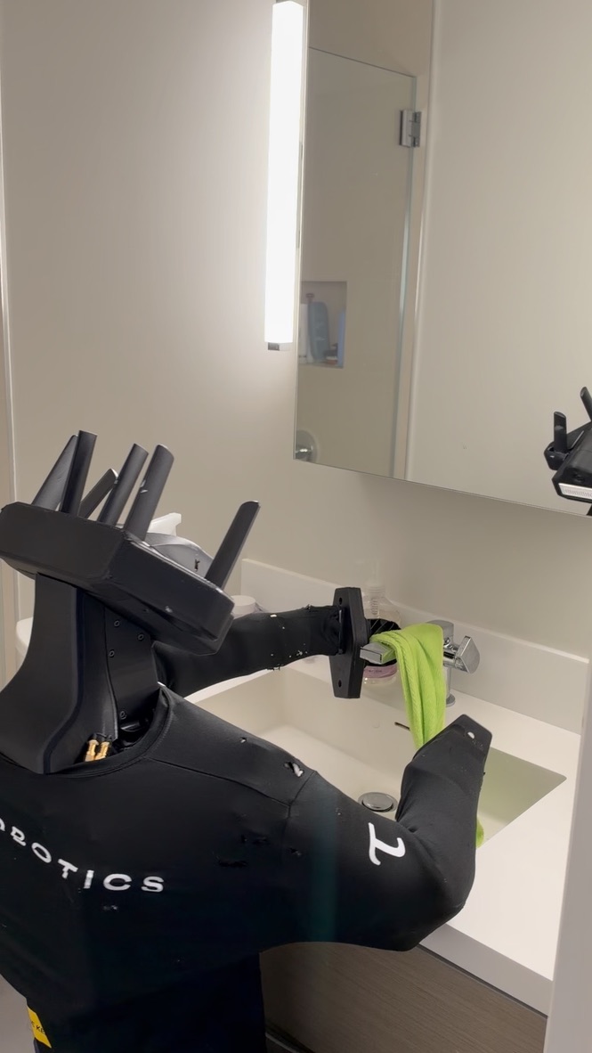 JuanC_Vecino's tweet photo. Some robots just come over and clean the house, SF is so cool! @taurobots 

It did it better than some of my roommates... https://t.co/nE07md7IRz