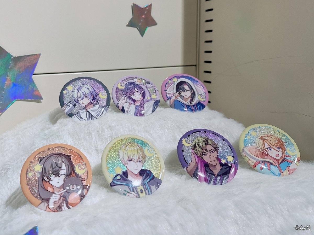 Meet_To_Market's tweet photo. NIJISANJI EN Welcome home, Boys! POP UP STORE⭐️

アクリルスタンドやグリッター缶バッジ、クリアカードなど、撮り下ろしビジュアルを使用したグッズを多数ご用意しています🌙
さらに、ライバーたちの複製落書き入りコレクションカードも登場！✨

MeeToMaオンラインストアでは引き続き受注受付中！🛒
ぜひお気に入りのアイテムを見つけてくださいね🌈

受注予約＆詳細はこちら✧
https://t.co/bX3RvvQykb
※サイトの翻訳機能では、一部正しく翻訳されない場合がございます。あらかじめご了承ください。

#NIJISANJI_EN #WHB_NIJIEN