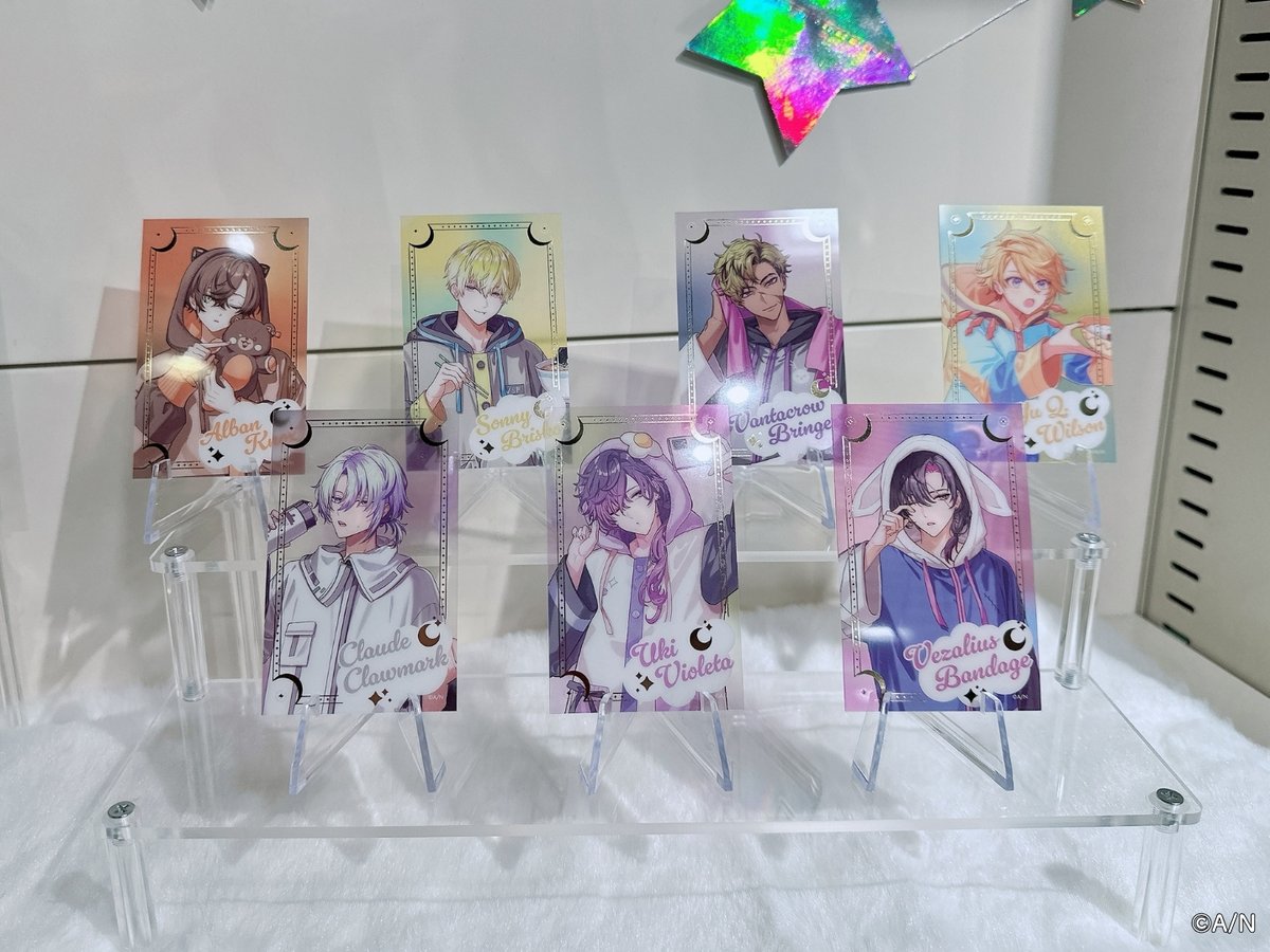 Meet_To_Market's tweet photo. NIJISANJI EN Welcome home, Boys! POP UP STORE⭐️

アクリルスタンドやグリッター缶バッジ、クリアカードなど、撮り下ろしビジュアルを使用したグッズを多数ご用意しています🌙
さらに、ライバーたちの複製落書き入りコレクションカードも登場！✨

MeeToMaオンラインストアでは引き続き受注受付中！🛒
ぜひお気に入りのアイテムを見つけてくださいね🌈

受注予約＆詳細はこちら✧
https://t.co/bX3RvvQykb
※サイトの翻訳機能では、一部正しく翻訳されない場合がございます。あらかじめご了承ください。

#NIJISANJI_EN #WHB_NIJIEN