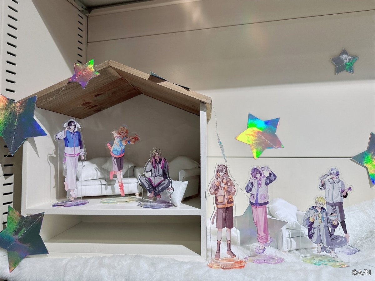 Meet_To_Market's tweet photo. NIJISANJI EN Welcome home, Boys! POP UP STORE⭐️

アクリルスタンドやグリッター缶バッジ、クリアカードなど、撮り下ろしビジュアルを使用したグッズを多数ご用意しています🌙
さらに、ライバーたちの複製落書き入りコレクションカードも登場！✨

MeeToMaオンラインストアでは引き続き受注受付中！🛒
ぜひお気に入りのアイテムを見つけてくださいね🌈

受注予約＆詳細はこちら✧
https://t.co/bX3RvvQykb
※サイトの翻訳機能では、一部正しく翻訳されない場合がございます。あらかじめご了承ください。

#NIJISANJI_EN #WHB_NIJIEN