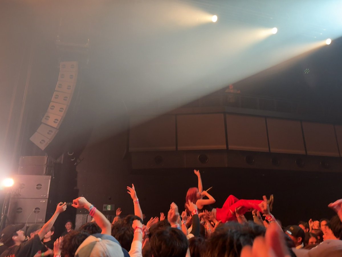 morimotoshoji's tweet photo. 「応援してるアイドルグループのライブに同行し、率直な感想を聞かせてほしい」との依頼。ファンにはないフラットな視点からどう映るか興味あるとのこと。BLUEGOATSという4人組アイドルグループ。地下アイドルだと聞いていたが、コールもMIXもペンラもなく、新参にはありがたかった。結構な頻度でフロアの客らが一気に前に押し寄せて拳を突き上げるノリがあり、かつてなく圧迫されて楽しかった。出囃子は銀杏BOYZ、エンディングはモンパチ。そういうイズムを随所に感じた。あと、よくある"告知"がなかったのが新鮮だった。総じて新感覚な体験だった。