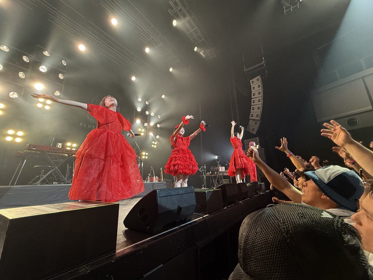 morimotoshoji's tweet photo. 「応援してるアイドルグループのライブに同行し、率直な感想を聞かせてほしい」との依頼。ファンにはないフラットな視点からどう映るか興味あるとのこと。BLUEGOATSという4人組アイドルグループ。地下アイドルだと聞いていたが、コールもMIXもペンラもなく、新参にはありがたかった。結構な頻度でフロアの客らが一気に前に押し寄せて拳を突き上げるノリがあり、かつてなく圧迫されて楽しかった。出囃子は銀杏BOYZ、エンディングはモンパチ。そういうイズムを随所に感じた。あと、よくある"告知"がなかったのが新鮮だった。総じて新感覚な体験だった。
