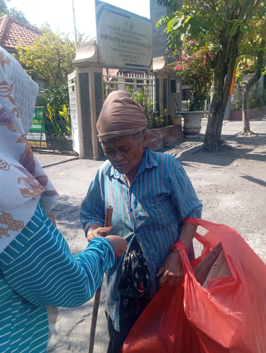 imasputra12's tweet photo. Orang tua kasian allah ya 🤲🏻
Aku kasih makan bungkus & botol ke orang tua baik 🥹🤲🏻
Aku senang tuna rungu allah 🤲🏻🤲🏻
#rezeki #bisu #tuli #orangtua #kasian https://t.co/iE5V9wwJ6f