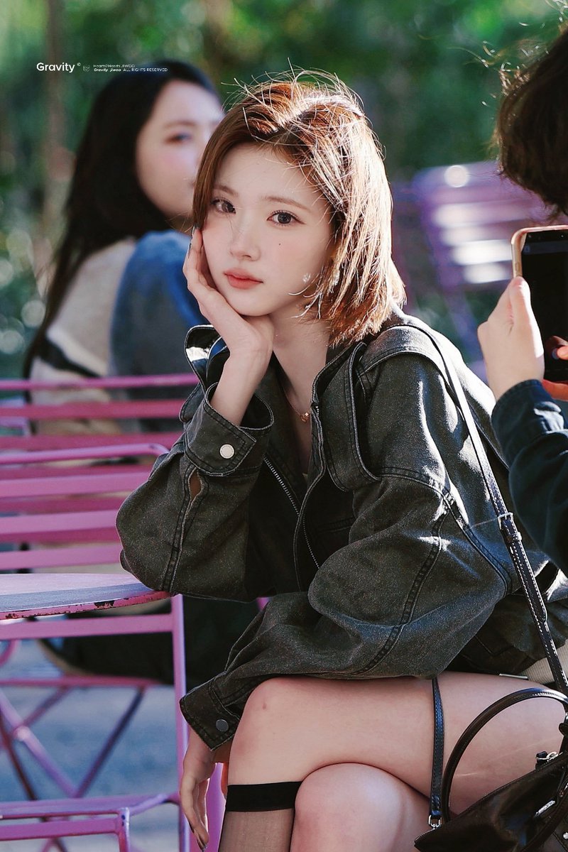 focusOn_stella's tweet photo. 와 여자들 개이뻐 진짜 https://t.co/Vm61EQpj8A