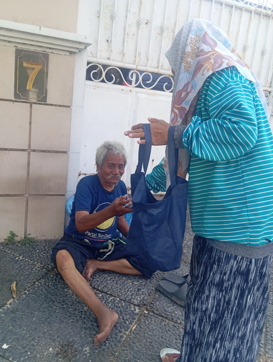 imasputra12's tweet photo. Orang tua kasian allah ya 🤲🏻
Aku kasih makan bungkus & botol ke orang tua baik 🥹🤲🏻
Aku senang tuna rungu allah 🤲🏻🤲🏻
#rezeki #bisu #tuli #orangtua #kasian https://t.co/iE5V9wwJ6f