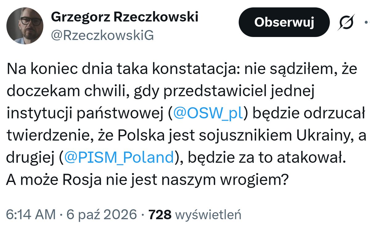 PawelSokala's tweet photo. Moskwa konsekwentnie stara się podważyć wartość gwarancji art. 5 NATO. Rozwadnianie znaczenia terminu „sojusz” doskonale się w ten cel wpisuje.

Kontrując chwyty erystyczne realizatorów tej strategii narracyjnej, nasze państwowe think tanki realizują więc swoją misję publiczną.

Gdy każdy jest „sojusznikiem” każdego tylko ze względu na okazywaną mu w danym momencie życzliwość i pomoc, i bez względu na zatwierdzone w odpowiednich procedurach prawnych zobowiązania, gwarancje wynikające z traktatów przestają właściwie cokolwiek znaczyć.

Okazanie pomocy zagrożonemu członkowi sojuszu to obowiązek wynikający przecież nie tylko z sympatii, czy też z poczucia własnego interesu, lecz także z uroczyście zaakceptowanych przez państwo zapisów o charakterze prawnomiędzynarodowym.

Czy to znaczy, że gwarancje traktatowe zawsze zostaną wykonane - w stopniu satysfakcjonującym sojuszników znajdujących się w potrzebie, a nawet w ogóle?

Oczywiście, że nie. Jak w każdej dziedzinie ludzkiego życia, również i tutaj nie wszystkie umowy są dotrzymywane. Ale czy to znaczy, że nie ma żadnego sensu ich podpisywać?

Przyjęcie zobowiązań sojuszniczych stawia na szali reputację państwa. Traktat coś jednak znaczy - o czym świadczy zresztą trwałość tej instytucji prawa międzynarodowego przez tysiąclecia ludzkiej historii.

Warto więc reagować na próby rozprzestrzeniania tego typu narracji w naszej infosferze i korygować ich autorów.

Zwłaszcza gdy są to ci sami ludzie (@RzeczkowskiG), którzy jeszcze niedawno usiłowali wprowadzić do polskiej debaty inne pakiety narracyjne kremlowskiej produkcji - jak choćby o „polsko-rosyjskich spiskach” i zmyślonych, zaborczych intencjach RP wobec zachodniej Ukrainy.

Podsumowując: 👏 dla @PISM_Poland i @OSW_pl

Świetna robota na froncie walki z dezinformacją.