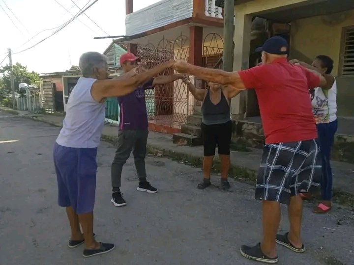PedroACeja3414's tweet photo. Sigue bien activo el profesor de actividad física comunitaria Yoel Acanda Reyes, con su círculo de abuelas Las Marianas, como nos tiene acostumbrados.
#InderGuane 
#PinarPorNuevasVictorias https://t.co/plJ0mAB3tF