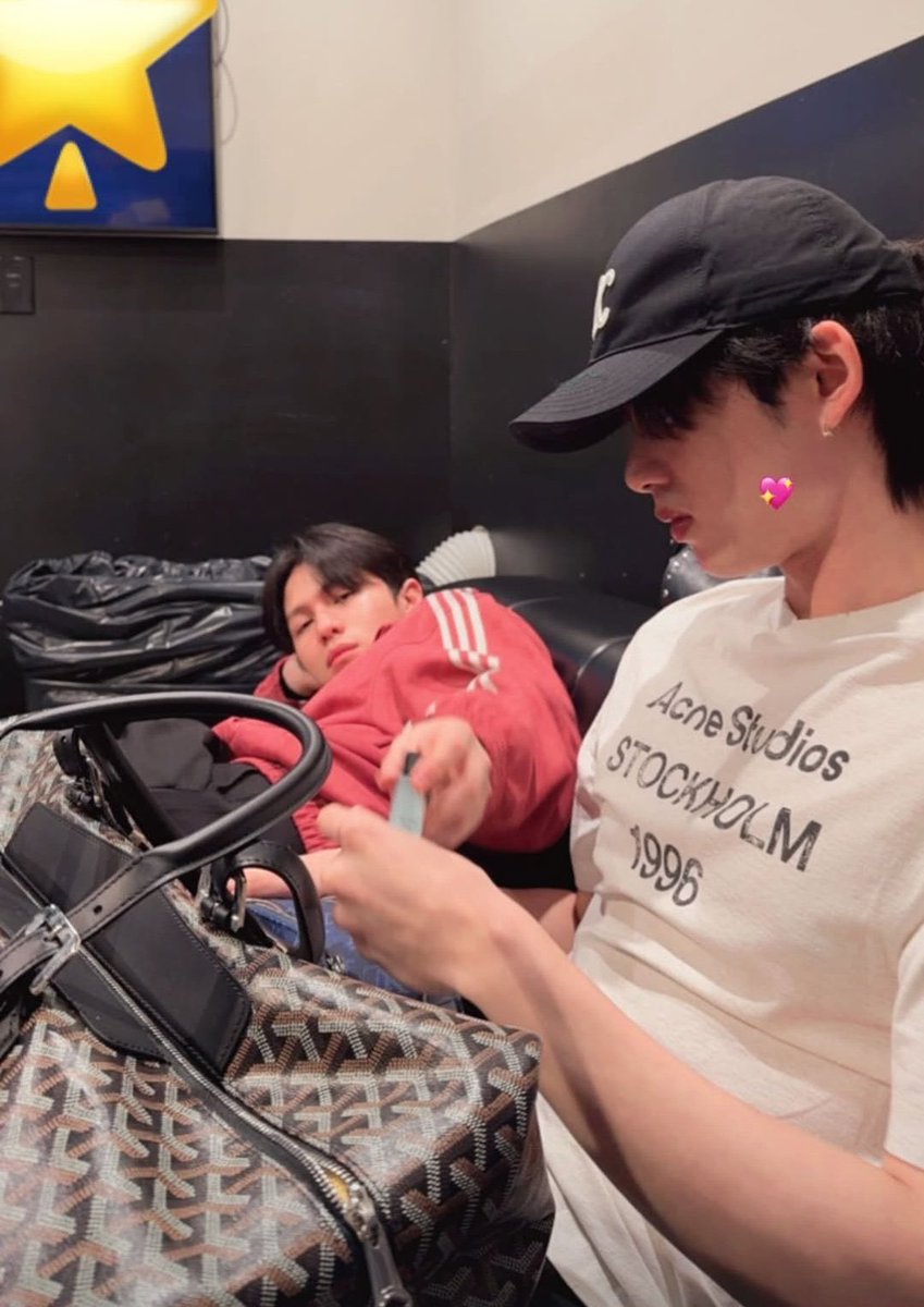 lov3nothin's tweet photo. ถ้าเลือกได้ 1 คนที่จะไปใช้ชีวิตด้วยกันที่นิวยอร์กจะเลือกใคร วิลเลี่ยมตอบน้องเอส เพราะเคยคุยกันไว้แล้วชอบ vibe ของที่นั้นกันม้าก คือชอบทั้งเมือง ชอบทั้งคนที่เลือกไปด้วยปะ😗💘 https://t.co/Ijw26S1w0s