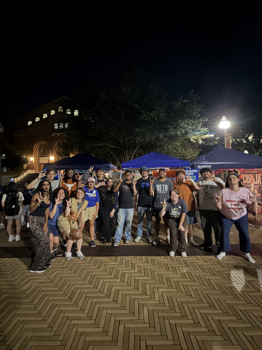 MontserratforTX's tweet photo. Thank you @UDems for registering longhorns to VOTE! #hookem #JuntosForJusticeUnidosForChange @UTAustin https://t.co/8MbtG5VBHa
