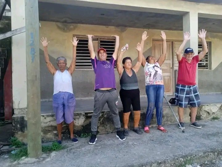 PedroACeja3414's tweet photo. Sigue bien activo el profesor de actividad física comunitaria Yoel Acanda Reyes, con su círculo de abuelas Las Marianas, como nos tiene acostumbrados.
#InderGuane 
#PinarPorNuevasVictorias https://t.co/plJ0mAB3tF