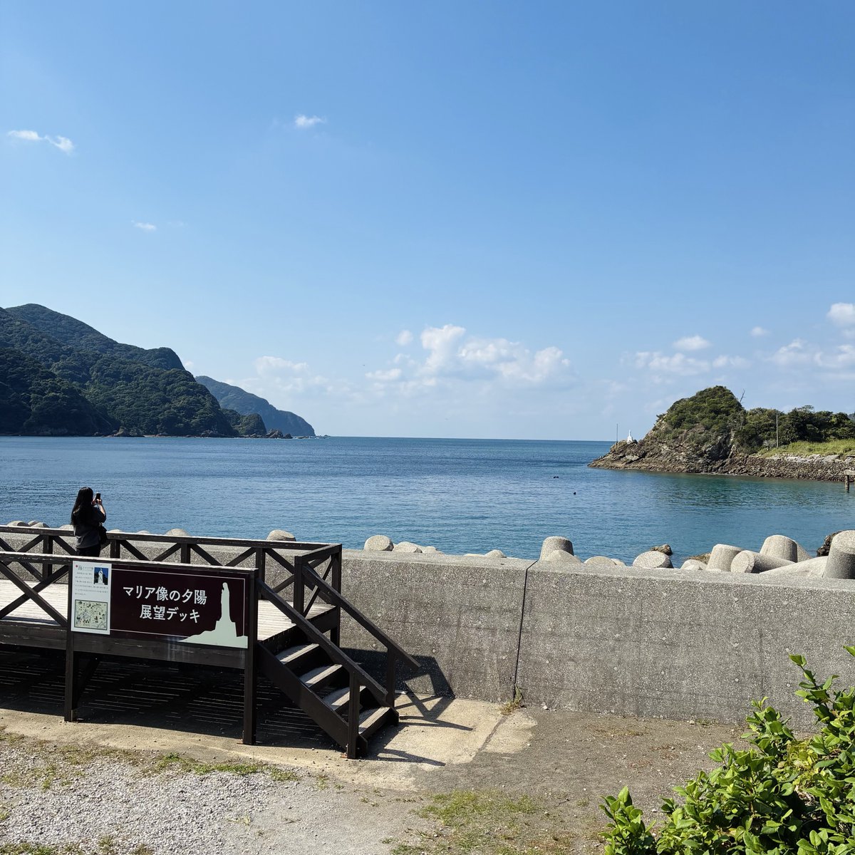_o4's tweet photo. 遠くてよくわからない海上マリア像。 https://t.co/YXm0Ub8SUo