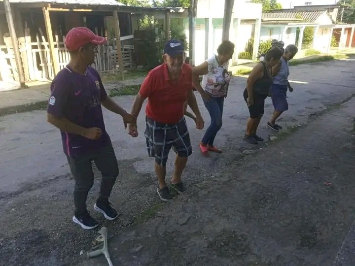 PedroACeja3414's tweet photo. Sigue bien activo el profesor de actividad física comunitaria Yoel Acanda Reyes, con su círculo de abuelas Las Marianas, como nos tiene acostumbrados.
#InderGuane 
#PinarPorNuevasVictorias https://t.co/plJ0mAB3tF