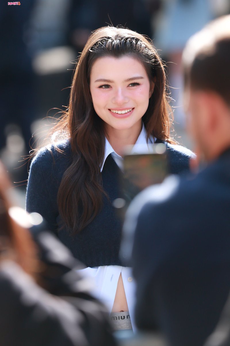 chareanmee's tweet photo. สวยหวาน ลุคแพงแบบฉบับ Miu Miu Girl เหมือนจบหลักสูตรเจ้าหญิงเกรด A+

#MiuMiuSS27xBecky #MiuMiuSS27
#MiuMiuPFWxBecky
#beckysangels #BeckyArmstrong https://t.co/Mxd88bOW7N